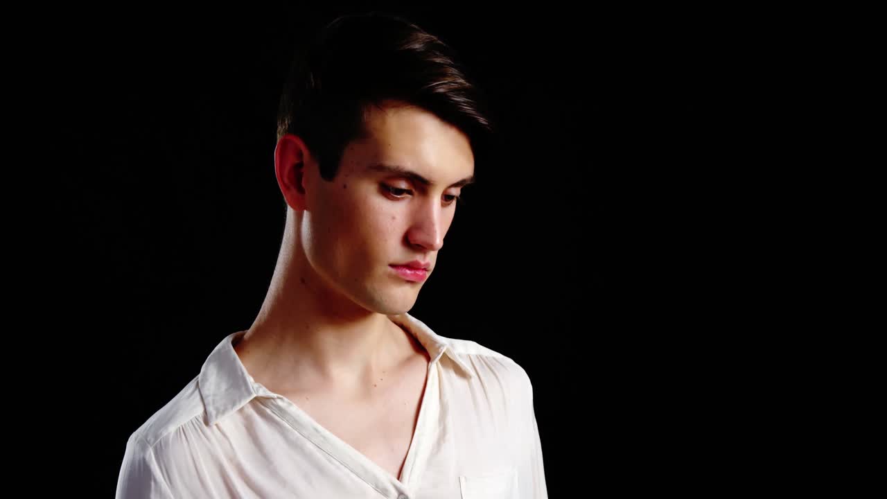 검은 바탕 에 포즈 를 취하고 있는 남성