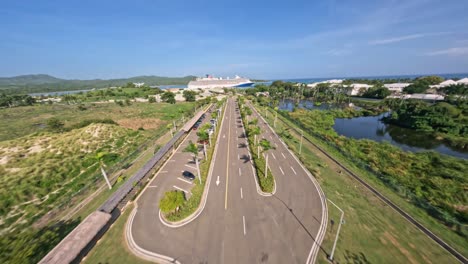 Carretera-Que-Conduce-A-La-Terminal-De-Cruceros-De-Amber-Cove-En-Un-Día-Soleado-En-Maimon,-República-Dominicana