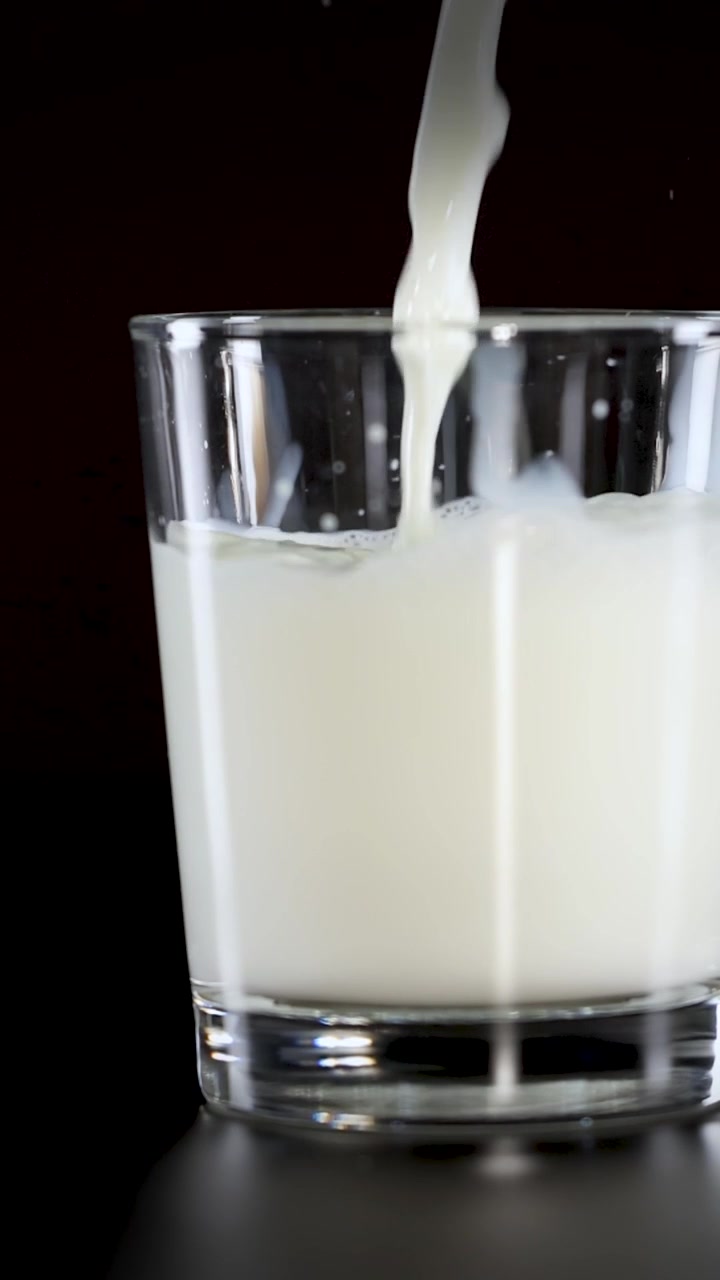 Se vierte leche en un vaso
