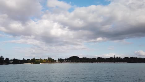 una foto de la costa de grand baie, en mauricio
