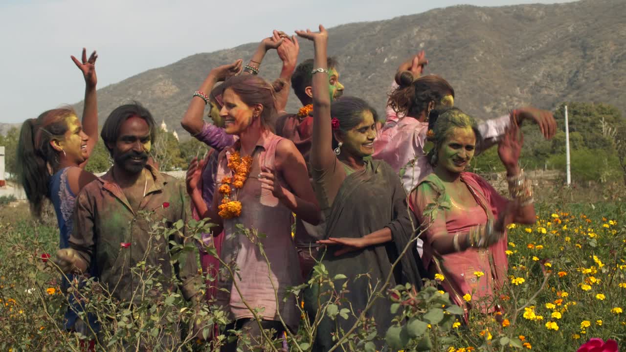 gente multiétnica celebrando el festival de los colores holi en la india