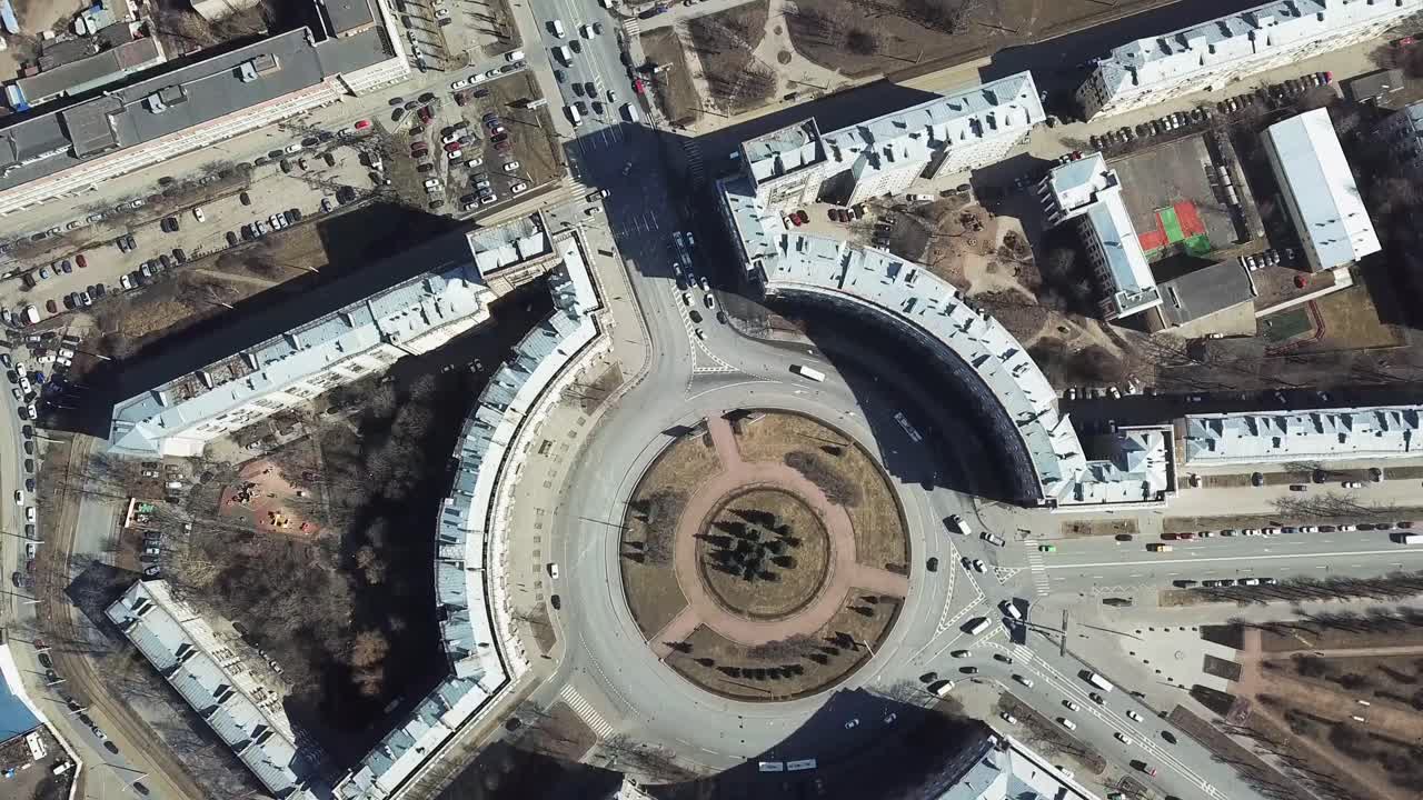 воздушный вид городской кольцевой дорожки с жилыми зданиями