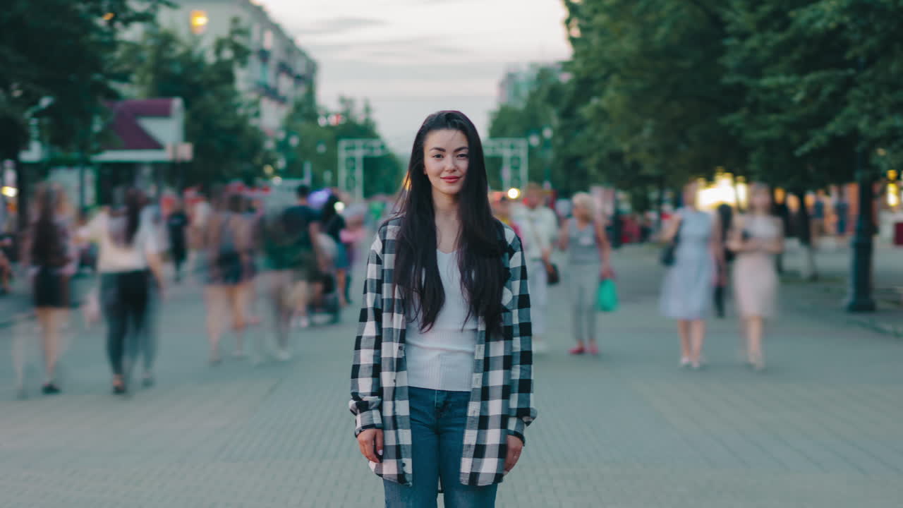 mujer en una calle de la ciudad