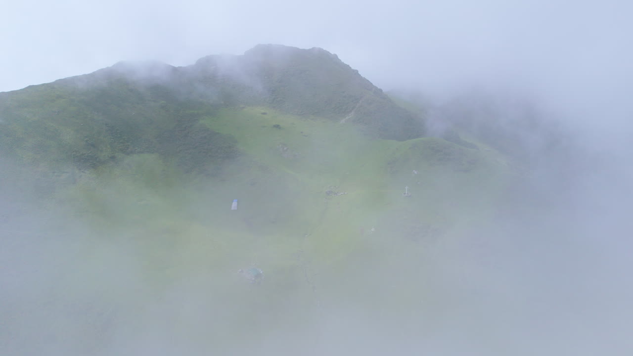 구름은 네팔 자연의 푸른 풍경을 드러 ⁇ 니다.