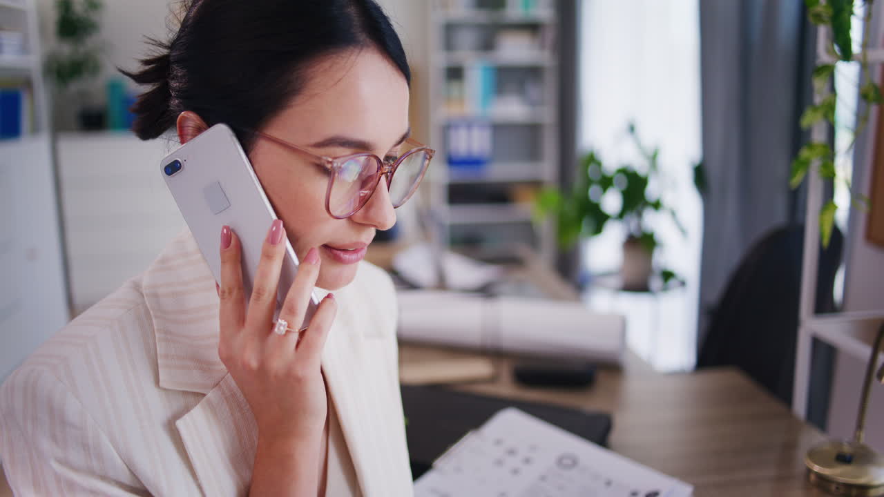 고객 과 휴대 전화 로 대화 하는 젊은 사업가
