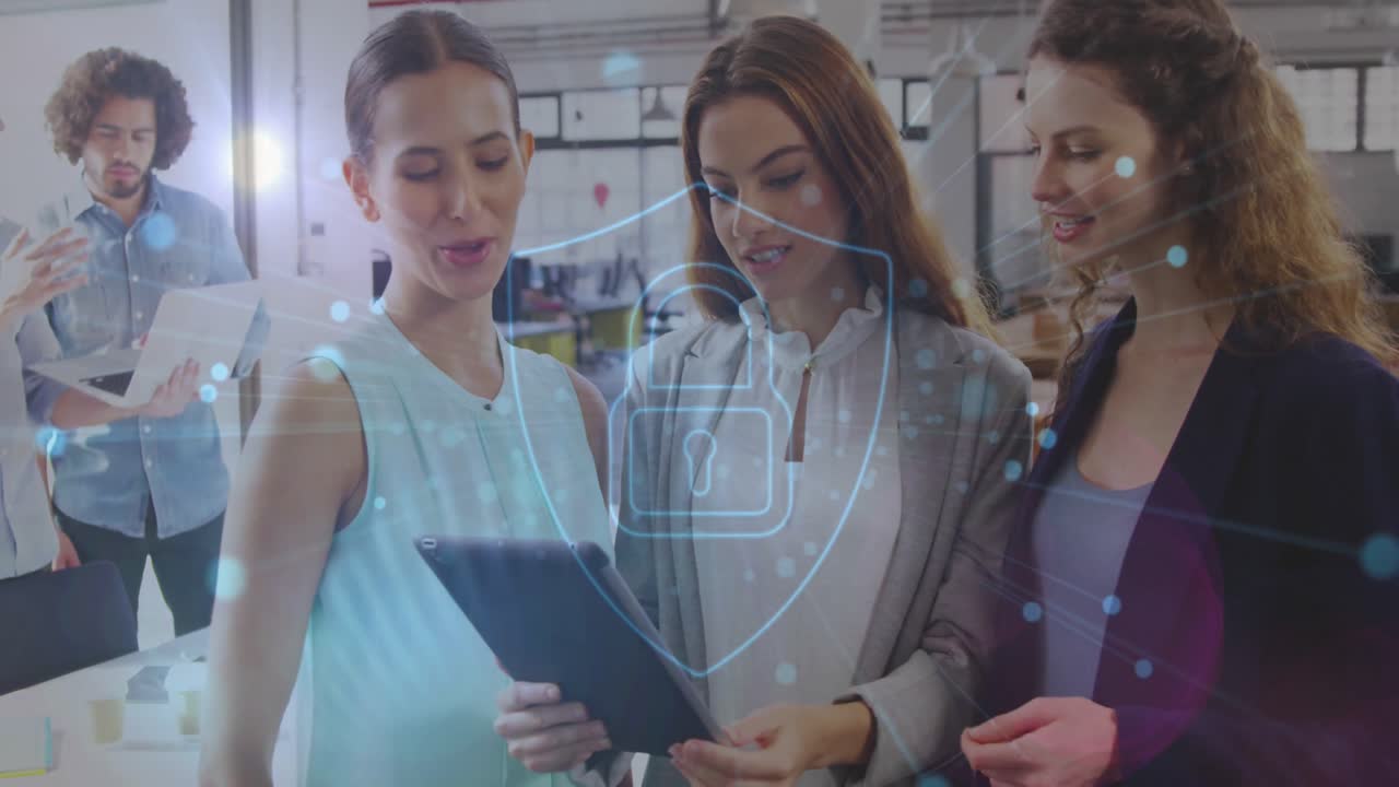 animación del icono del candado de seguridad y puntos sobre tres mujeres diversas usando tableta digital en la oficina.