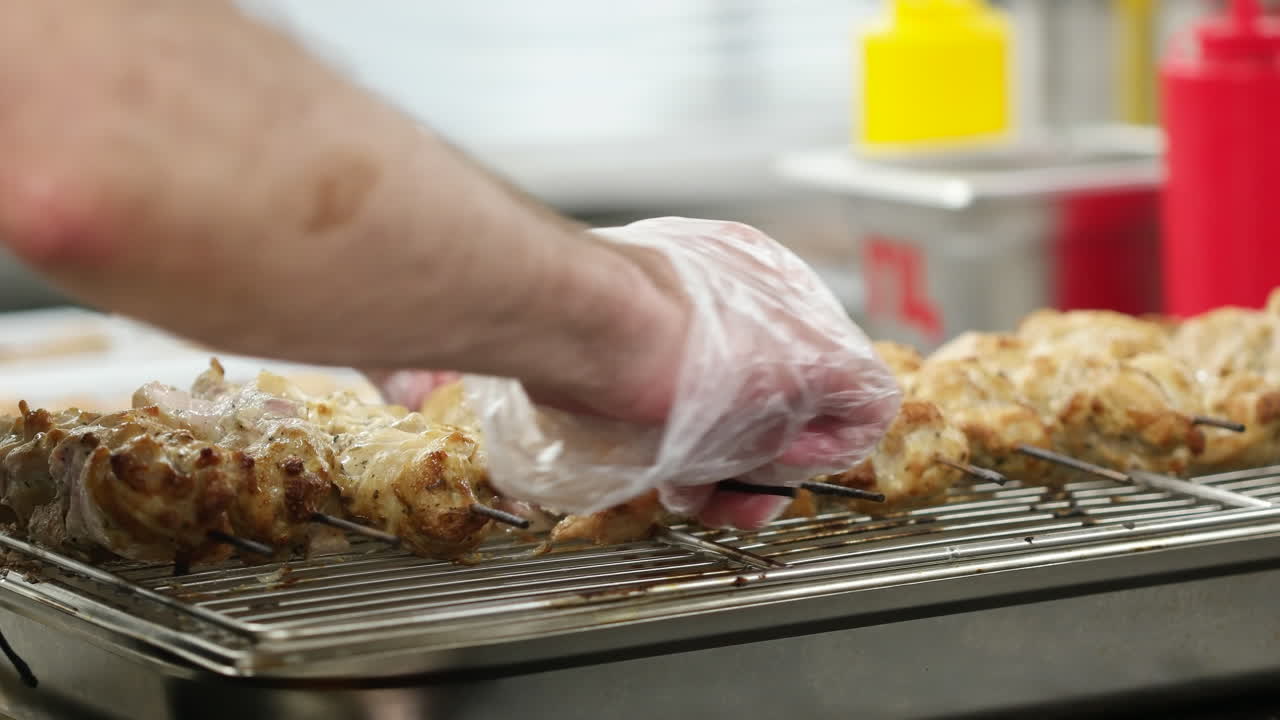 고기 케을 준비하는 셰프