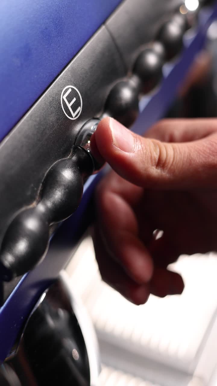 ajustando una máquina de café