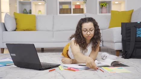 estudiante con enfermedad de la simetría.