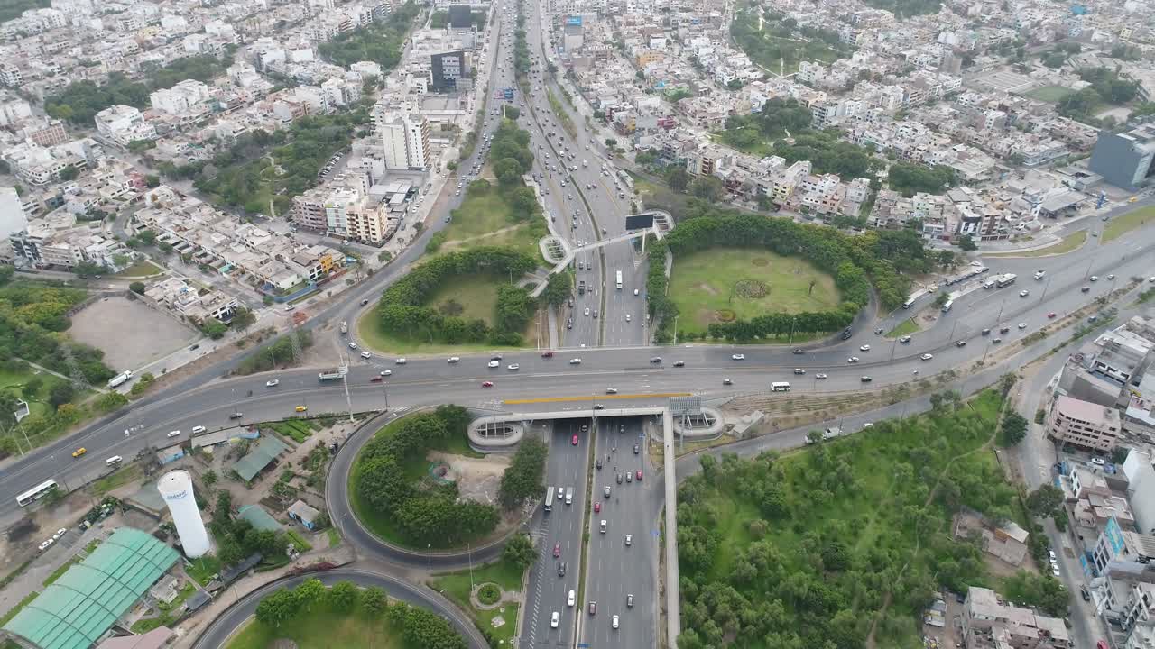 video aéreo de la autopista panamericana en lima, perú. imagen del cruce de transporte y la ciudad.