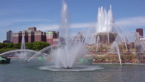 establishing shot of downtown chicago with fountains and traffic 1