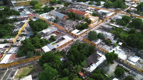 aerial de izamal, yucatán, méxico, mostrando su vibrante arquitectura amarilla y encanto histórico, estableciendo dolly