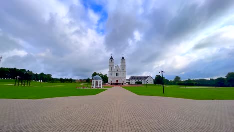 Weitwinkelaufnahme-Des-Kirchengebäudes-Der-Heiligen-Aglona-Basicila-In-Latgale,-Lettland