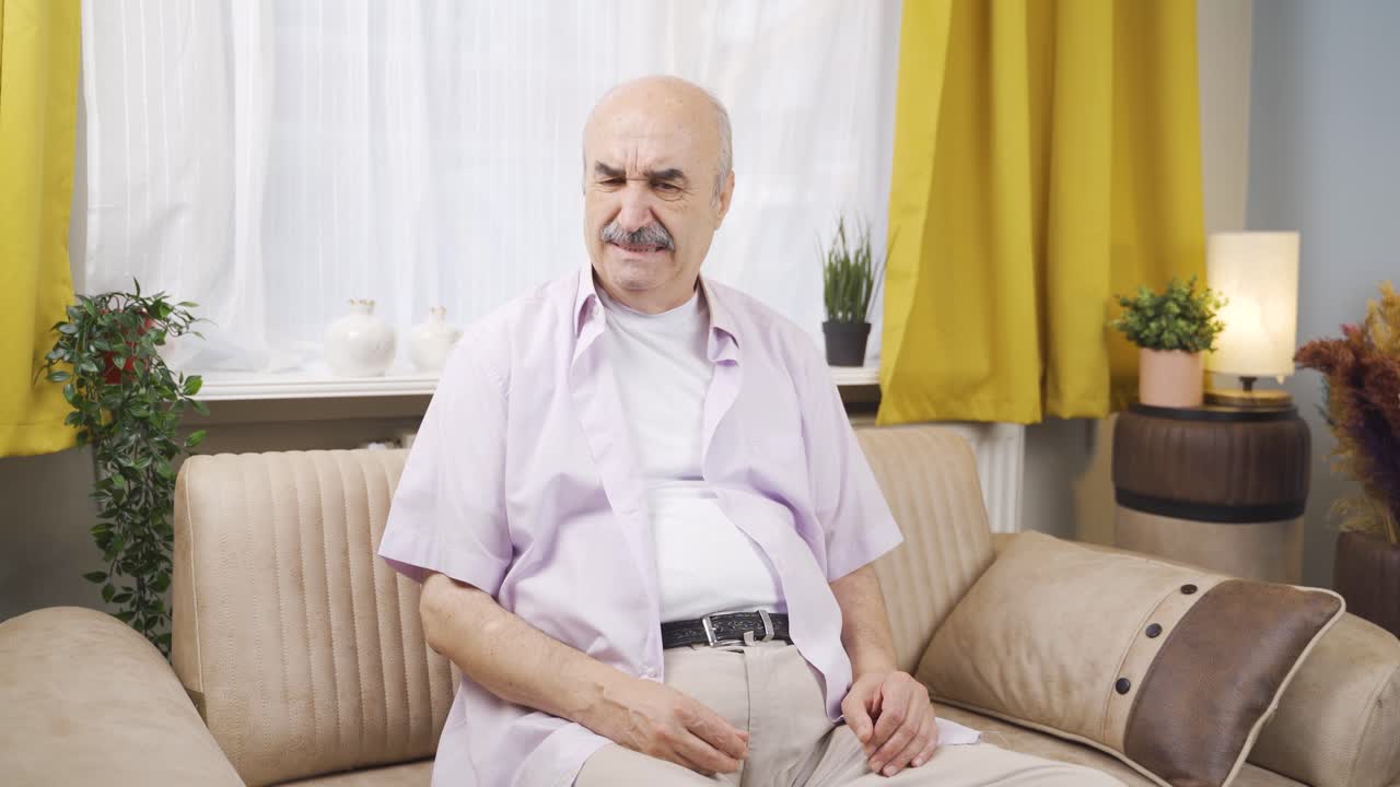 L'anziano che sente un cattivo odore è disturbato e disgustato