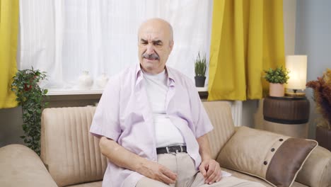 el anciano que huele mal olor está perturbado y disgustado.