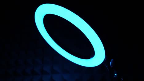lámpara rgb de anillo luminoso. luz multicolor en una habitación oscura, primer plano.