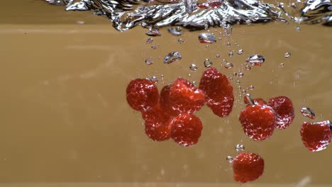 Raspberry-falling-into-water-in-super-slow-motion-1000fps