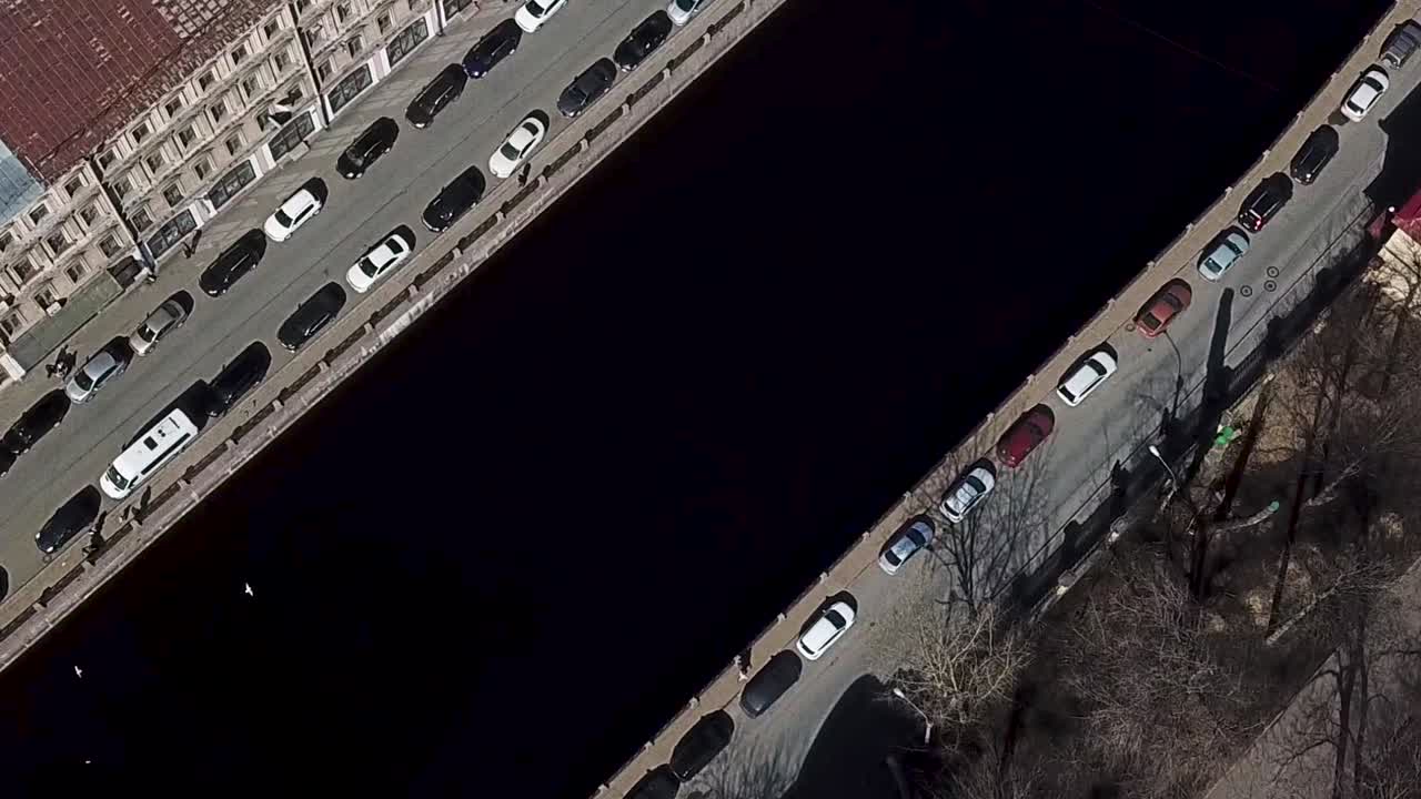 강 을 가로지르는 도시 다리