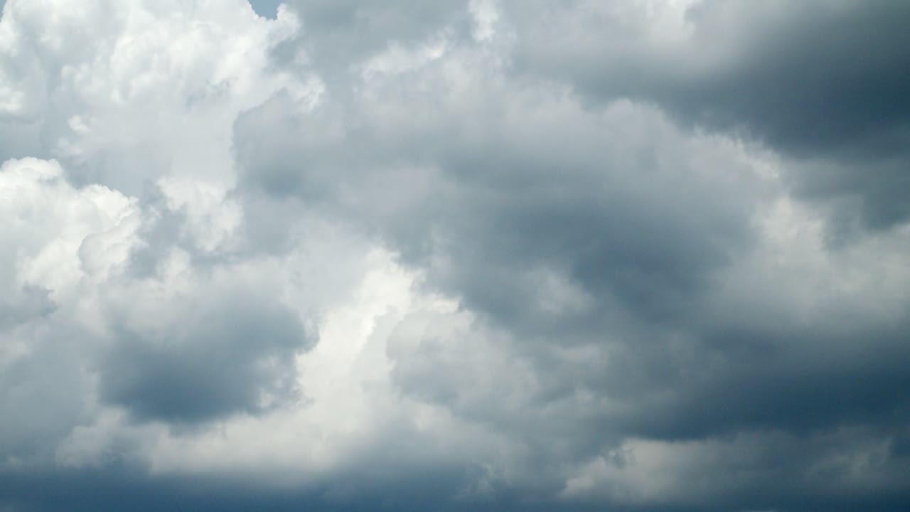 nubes blancas en el cielo azul