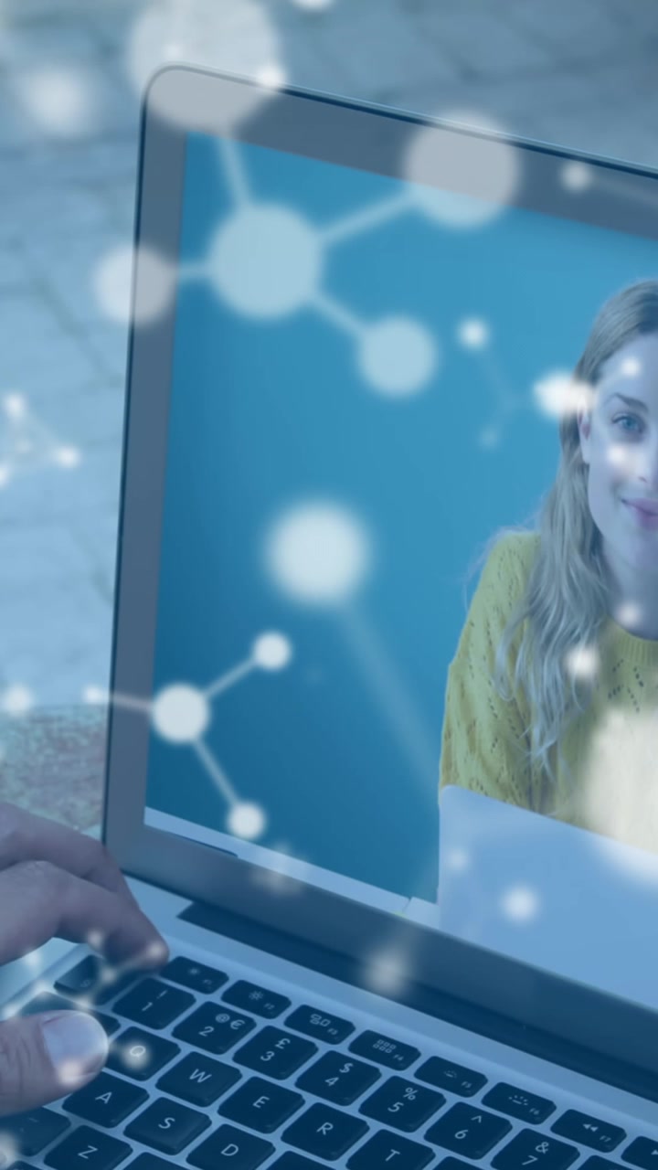 Animazione di molecole e icona di donna su persone d'affari caucasiche che fanno una videochiamata