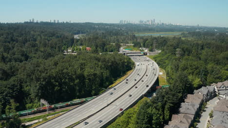 vista aérea escénica de drones sobre vancouver en un día claro y soleado