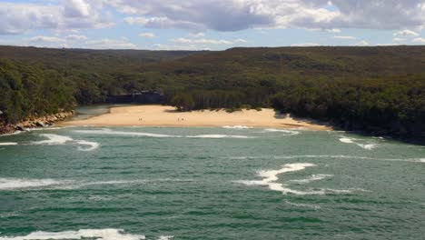 Vista-Panorámica-De-La-Playa-De-Wattamolla-En-El-Parque-Nacional-Real,-Australia---Toma-Aérea-De-Drones