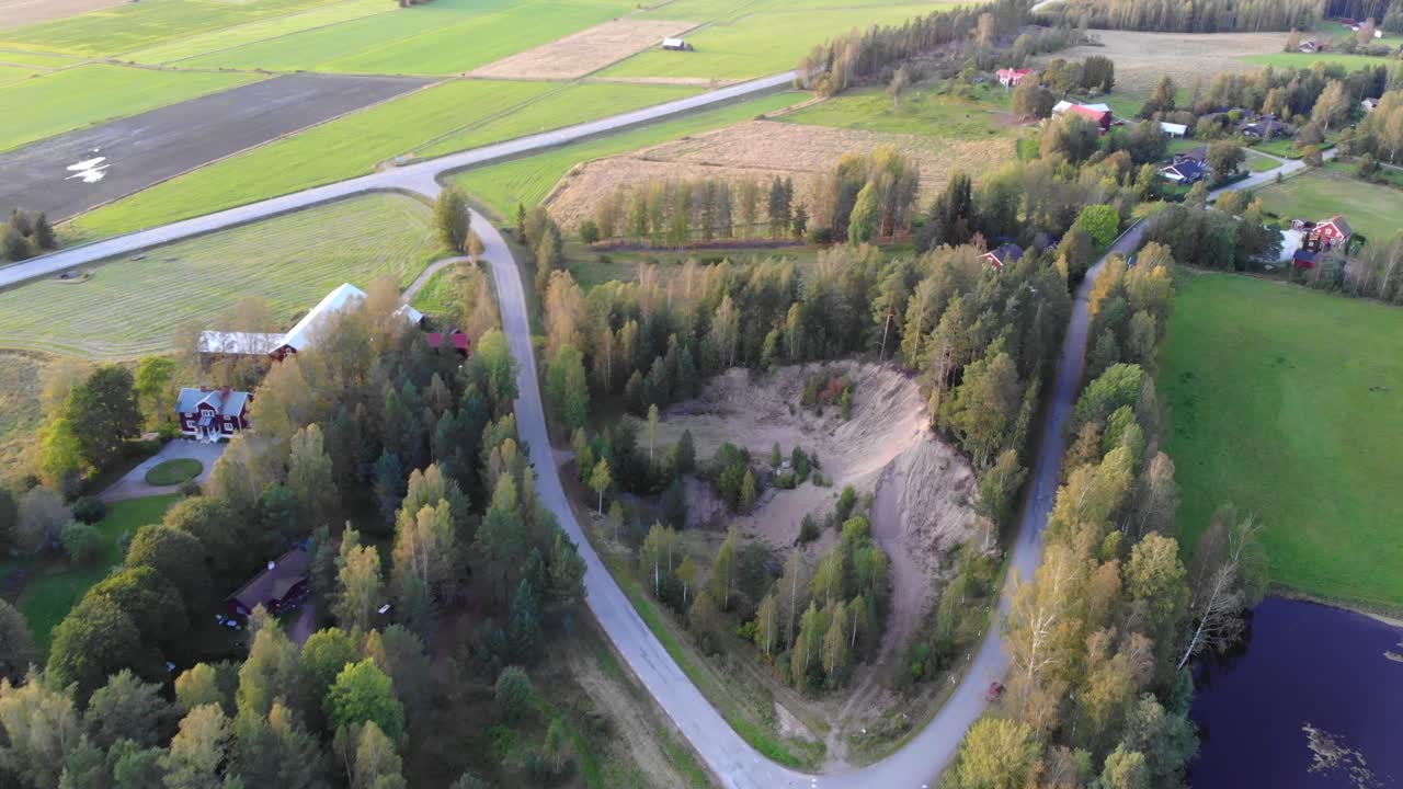 자갈 구덩이 위에 드론 샷