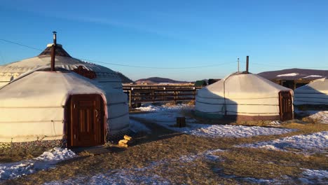 Campamento-De-Yurtas-Mongoles-Nómadas-Durante-El-Invierno