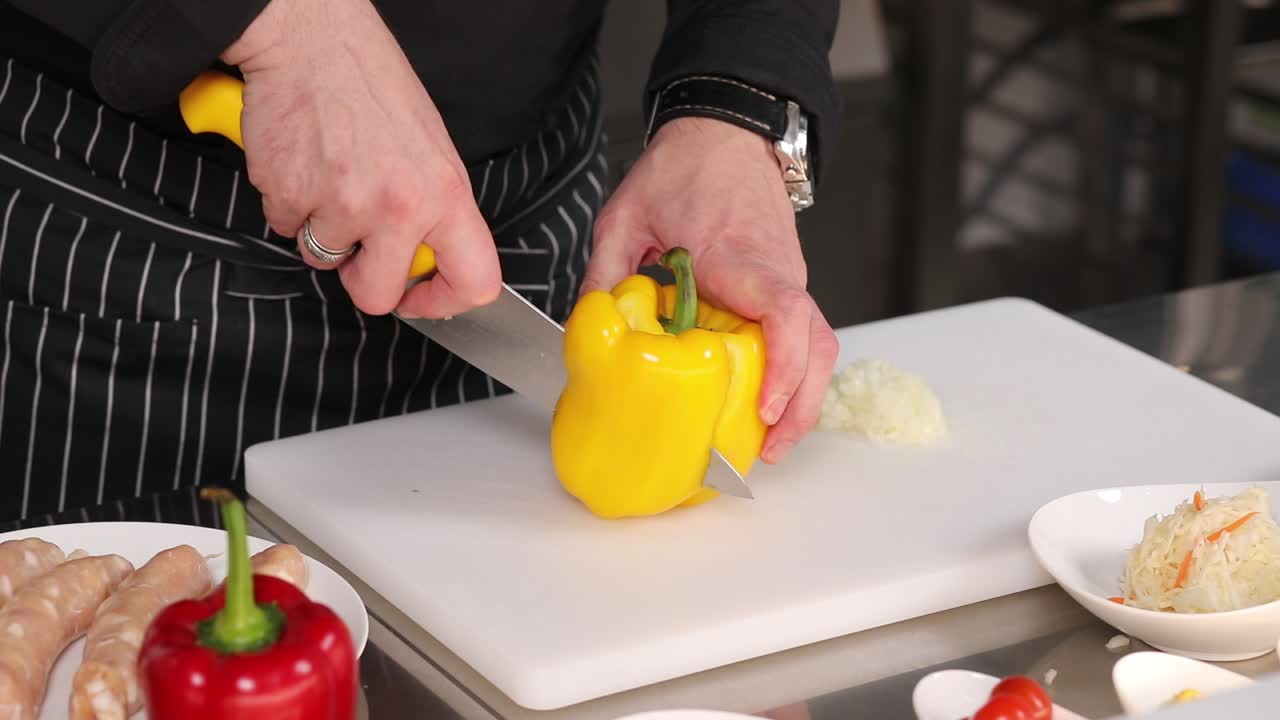 el chef cortando un pimienta amarilla
