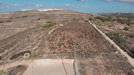 Drohnenvideo-Aus-Der-Luft-Aus-Dem-Norden-Maltas-In-Der-Nähe-Des-Ghajn-Znuber-Turms