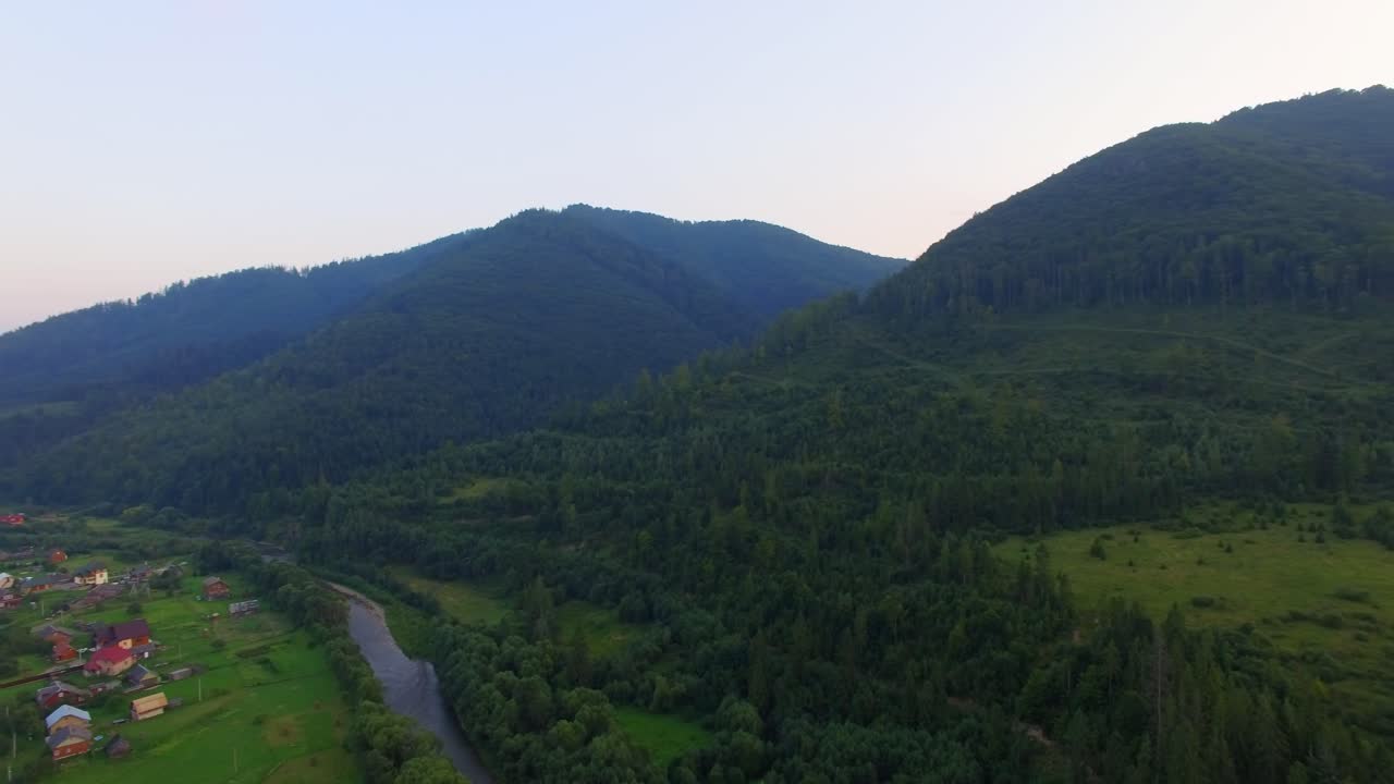 vista aérea: hermosa aldea del cañón ubicada a lo largo del río 01