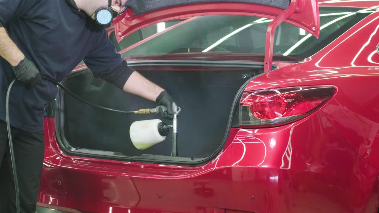 limpieza profesional de automóviles. lavado de sars. detalles interiores. limpieza en seco y detalles del interior de un automóvil. limpeza profunda de la carrocería y los asientos del automóvil. limpia de espuma en el lavado de automóviles; limpieza del panel del automóvil del polvo. un aspirador