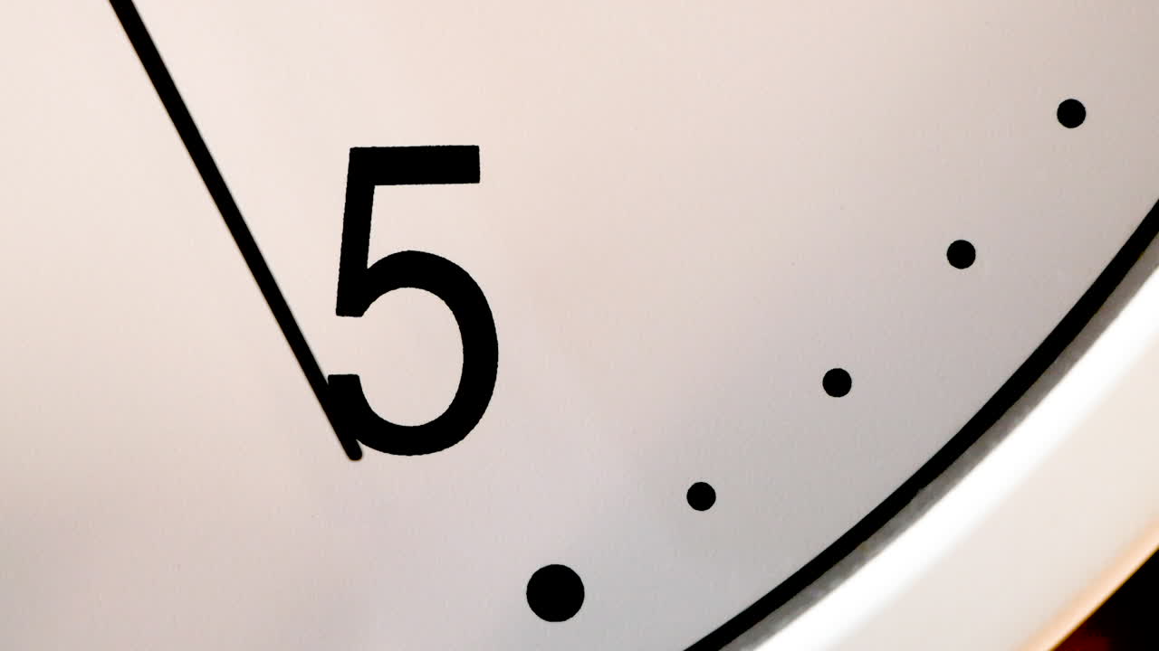 movimiento de la manecilla de segundos en la esfera del reloj