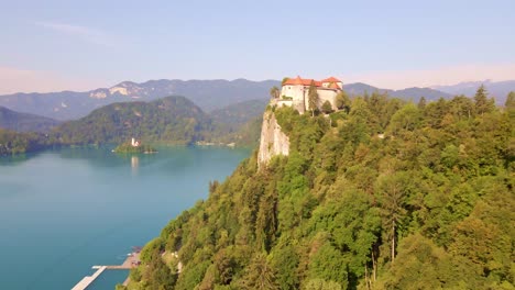 Dolly-Aéreo-Hacia-El-Castillo-De-Bled-En-Lo-Alto-Del-Lago-Bled-En-El-Norte-De-Eslovenia