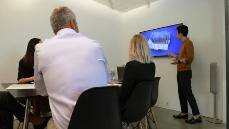 hombre de negocios dando una presentación en la sala de conferencias 4k