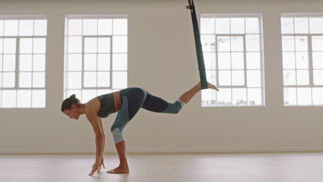 Mujer-De-Yoga-Aérea-Practicando-Pose-De-Guerrero-Usando-Hamaca-Disfrutando-De-Un-Estilo-De-Vida-Saludable-Haciendo-Ejercicio-En-Estudio-De-Entrenamiento-De-Meditación-Al-Amanecer.