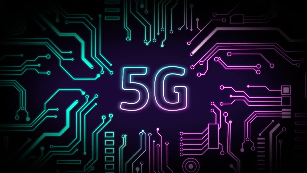 animazione di testo 5g, scheda di circuito e elaborazione digitale dei dati su sfondo nero