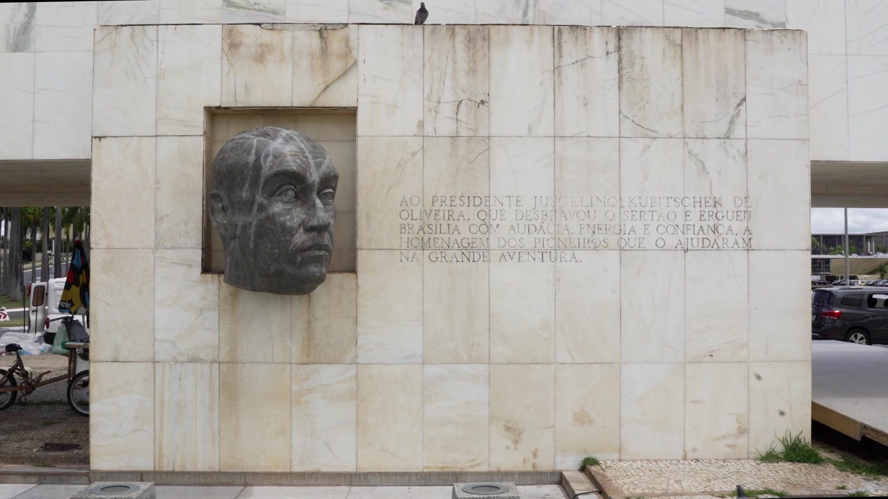 Middenplan van het hoofdbeeld van Juscelino Kubitschek in Brasilia.