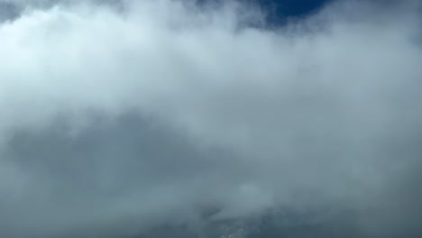 12000m 높이에서 적란운의 꼭대기를 피하면서 폭풍우가 치는 구름 사이를 비행하는 동안 독특한 조종석 보기, 파일럿 시점