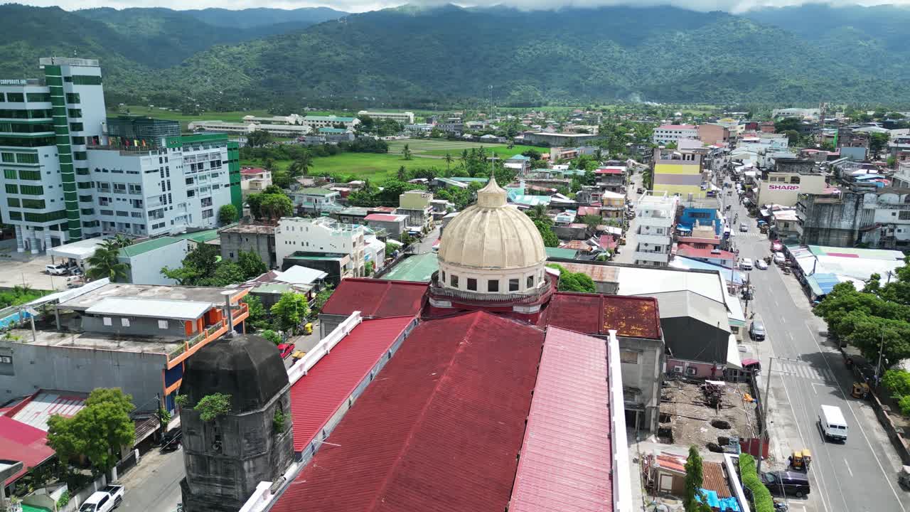 una impresionante vista aérea de la catedral virac de la inmaculada concepción en catanduanes, frente a una calle bulliciosa