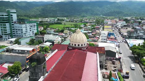 Una-Impresionante-Vista-Aérea-De-La-Catedral-Virac-De-La-Inmaculada-Concepción-En-Catanduanes,-Frente-A-Una-Calle-Bulliciosa