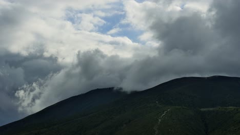 Cresta-De-La-Montaña-Del-Ecuador-Con-Una-Espectacular-Nube-Arremolinada