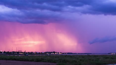 Sol-Poniente-A-Través-De-La-Tormenta-De-Lluvia-Con-Relámpagos-Y-Brillo-Naranja