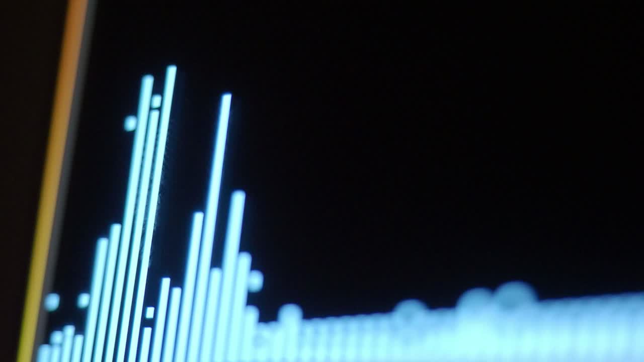 music equalizer bar. equalizer di forma d'onda audio su animazione a anello di sfondo nero. filmati di musica o onde sonore. equalizzatore di musica a colori astratto. grafico a barra di spettro gradiente. incandescenza e pulsazione.