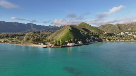 Imágenes-Aéreas-De-Drones-De-60-Fps-De-Lanikai-Oahu-Hawaii-Al-Mediodía-Con-Hermosas-Casas-De-Palmeras-En-Las-Montañas-Del-Océano-Azul-Y-Panorámica-A-La-Derecha-Hermosa-Isla-Paradisíaca