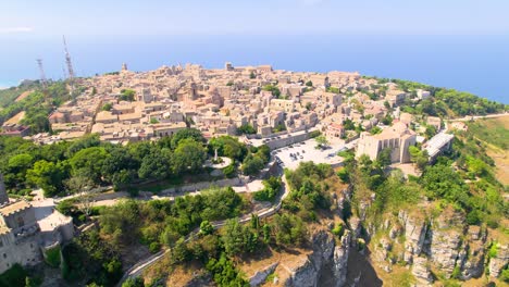 Luftaufnahme-Der-Wunderschönen-Stadt-Erice-In-Sizilien-Bei-Heißem-Sommerwetter