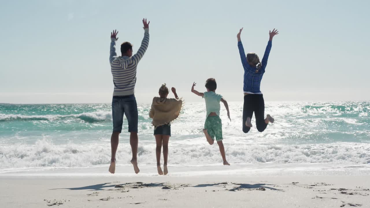 여자 로잉 팀 이 강 에서 훈련 하고 있다