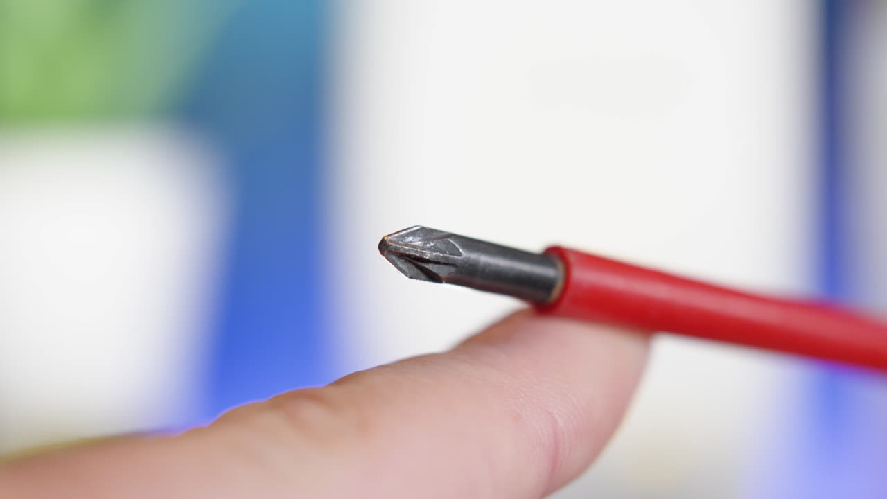 필립스 헤드 스크루드라이버를 드러내는 사람의 매크로