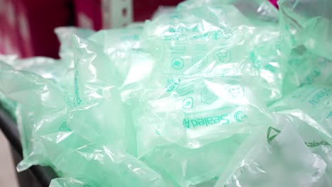 Stapel-Von-Plastikairbags,-Die-Für-Die-Produktverpackung-Verwendet-Werden.-Eine-Sendung-Stapelt-Sich-In-Einer-Kiste,-Die-Im-Rahmen-Einer-Recycling--Und-Nachhaltigkeitsinitiative-Wiederverwendet-Werden-Kann,-Um-Dem-Planeten-Bei-übermäßigem-Plastikverbrauch-Zu-Helfen