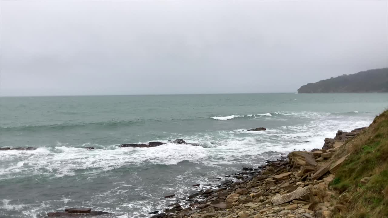 폭우와 흐린 구름이 영국 도싯의 쥬라기 해안을 강타했습니다.